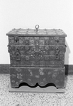 828146 Afbeelding van een antieke VOC-kist in het Diakonessenhuis (Bosboomstraat 1) te Utrecht.N.B. VOC staat voor de ...
